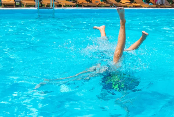 Yüzme Havuzunda Çocukların Ayakları Havada Eğlence Dalışı Yapan Gençler — Stok fotoğraf