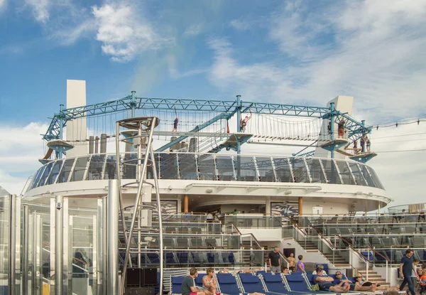 Akdeniz Cruise Gemisi Msc Meraviglia Ekim 2018 Yüzme Havuzu Güneş — Stok fotoğraf