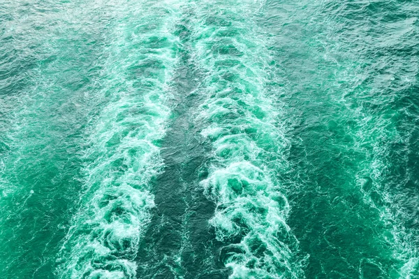Αφρώδης Αφρός Και Ίχνος Πλοίου Στα Γαλαζοπράσινα Νερά Της Θάλασσας — Φωτογραφία Αρχείου