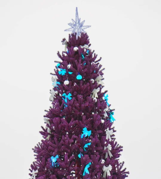 迷人的圣诞树 装饰着气球 弓和星 背景为白色 色调为紫色 — 图库照片