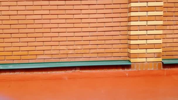 Långsam Kamerarörelse Upp Tegelvägg Modernt Murverk Nya Orange Tegelstenar Utomhus — Stockvideo