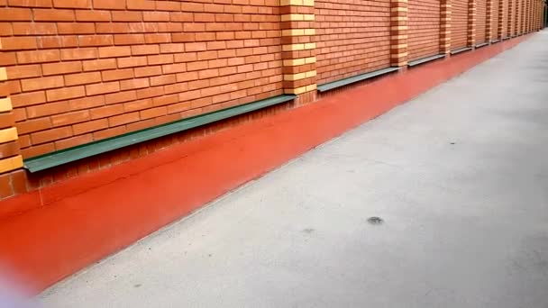 Медленное Движение Камеры Вверх Кирпичной Стене Современная Кладка Новые Оранжевые — стоковое видео