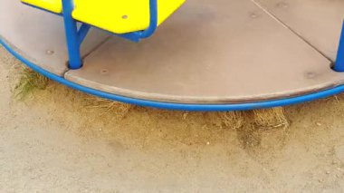 Oyun parkında hızlı dönen çocuk atlıkarınca, 4K Video