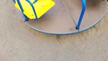 Oyun parkında hızlı dönen çocuk atlıkarınca, 4K Video