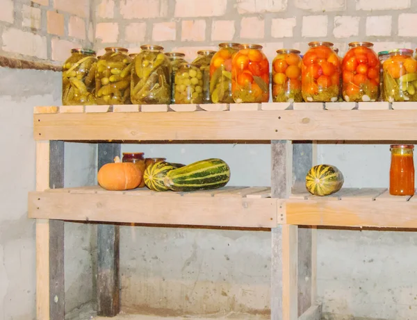 Üvegedények Élelmiszerek Konzerv Zöldségekkel Gyümölcsökkel Bogyókkal Való Tárolására Pincében Lévő — Stock Fotó