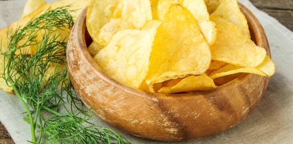 Crispy Potato Chips Dill Wooden Bowl Linen Napkin — Stock Photo, Image