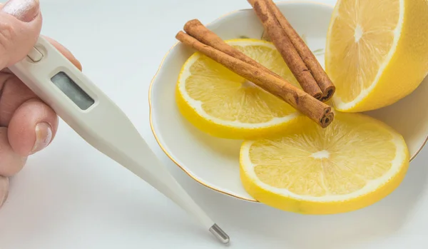 Das Thermometer Den Händen Tabletten Zitrone Mit Zimtbehandlung — Stockfoto