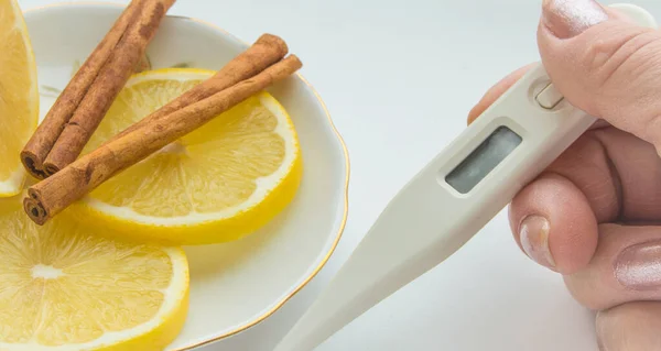 Das Thermometer Den Händen Tabletten Zitrone Mit Zimtbehandlung — Stockfoto