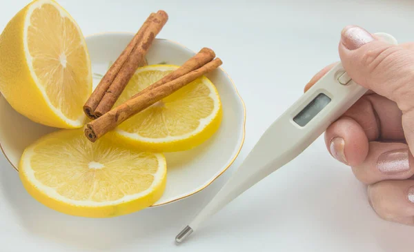 Das Thermometer Den Händen Tabletten Zitrone Mit Zimtbehandlung — Stockfoto