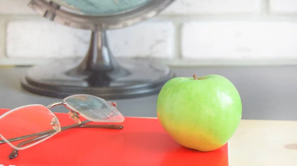 Weltlehrertag Der Schule Stillleben Mit Büchern Globus Apple Brille Mit — Stockfoto