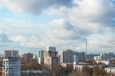Sonbahar şehir manzarası - gün batımında Moskova 'nın varoşlarında evler, bulutlu gökyüzü ve konut binaları.