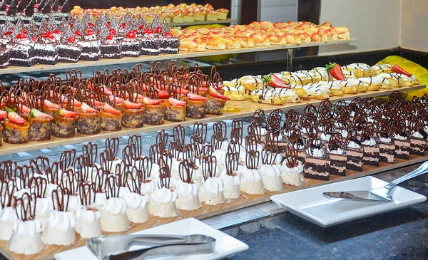 Delicious Κέικ Κρέμα Και Φρούτα Στο Ξενοδοχείο Εστιατόριο Banquet — Φωτογραφία Αρχείου