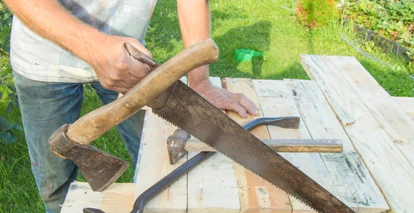 Muž Používá Pilu Dřevo Sekeru Kladivo Drápy Pro Stavební Práce — Stock fotografie
