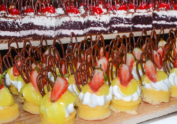 Finom Krémes Sütemények Gyümölcsök Szállodában Étteremben Bankett — Stock Fotó