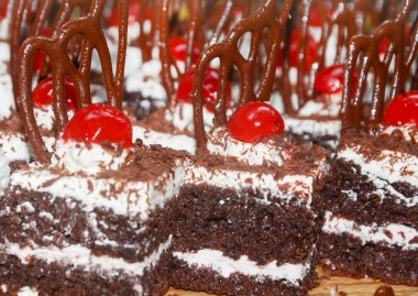 Lezzetli kremalı pasta ve meyveler otelde, restoranda, ziyafette..