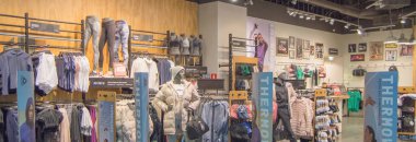 Europolis, Moskova, Rusya - 8 Ekim 2019: modern giyimli moda butiklerinin içi.