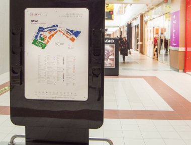 Europolis, Moskova, Rusya - 8 Ekim 2019: dijital medya ekranlı modern panel, alışveriş merkezinde bilgi standı.