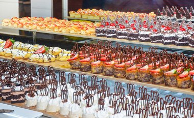 Lezzetli kremalı pasta ve meyveler otelde, restoranda, ziyafette..