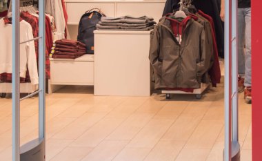 Europolis, Moskova, Rusya - 8 Ekim 2019: modern giyimli moda butiklerinin içi.