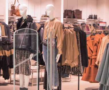 Modern giyimli ve mankenli moda butikleri..