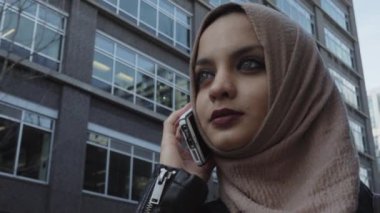 Akıllı telefon kullanarak hijab genç müslüman kız