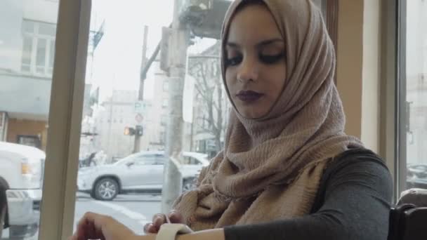 Jovem Garota Muçulmana Hijab Usando Smartwatch — Vídeo de Stock