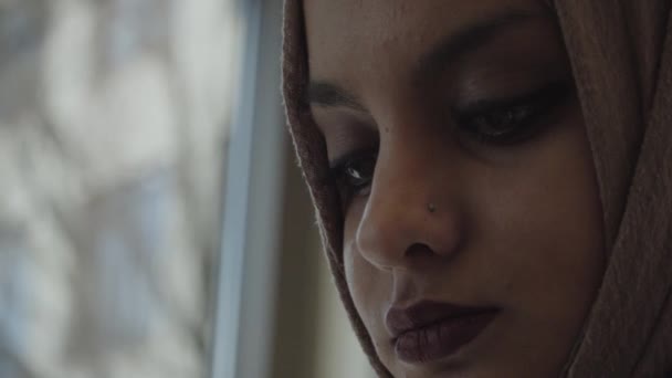 市内でヒジャーブの若いイスラム教徒の女の子 — ストック動画