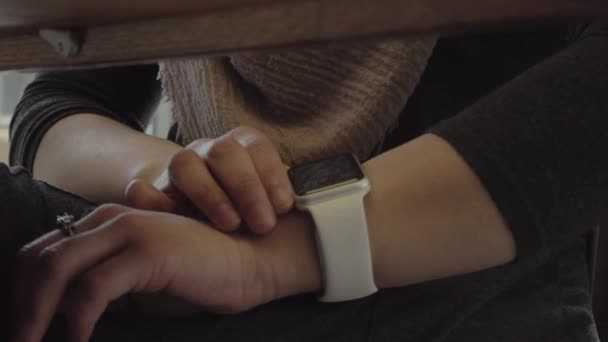 Νεαρό Μουσουλμανικό Κορίτσι Χιτζάμπ Χρησιμοποιώντας Έξυπνο Ρολόι — Αρχείο Βίντεο