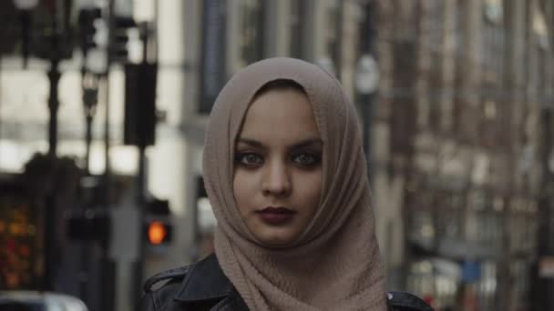 Chica Musulmana Joven Hijab Ciudad — Vídeos de Stock