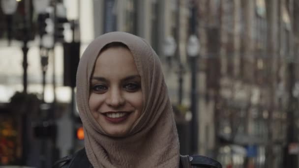 Chica Musulmana Joven Hijab Ciudad — Vídeos de Stock