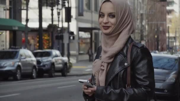 Akıllı Telefon Kullanarak Hijab Genç Müslüman Kız — Stok video