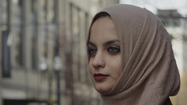 Νεαρό Μουσουλμανικό Κορίτσι Στο Μαντίλα Στην Πόλη — Αρχείο Βίντεο