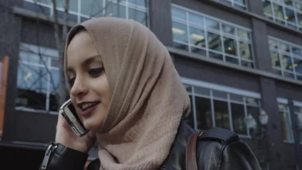 Молода Мусульманська Дівчина Хіджабі Допомогою Смартфона — стокове відео