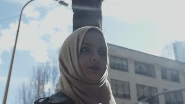 Young Muslim Girl Hijab City — Stock Video