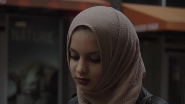 市内でヒジャーブの若いイスラム教徒の女の子 — ストック動画