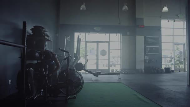 Mujer Joven Haciendo Entrenamiento Cross Fit Gimnasio Ejercicios Bicicleta — Vídeos de Stock