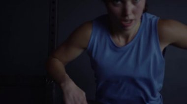 Spor salonunda çapraz fit antrenman yapan genç kadın, bisiklet egzersizleri