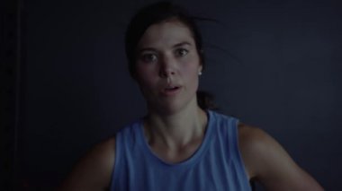 Spor salonunda çapraz fit antrenman yapan genç kadın, bisiklet egzersizleri