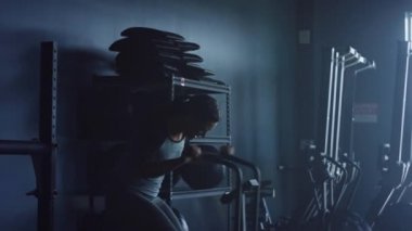 Spor salonunda çapraz fit antrenman yapan genç kadın, bisiklet egzersizleri