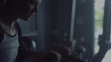 Spor salonunda çapraz fit antrenman yapan genç kadın, bisiklet egzersizleri