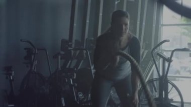 Spor salonunda çapraz fit antrenman yapan kadın, halat egzersizleri