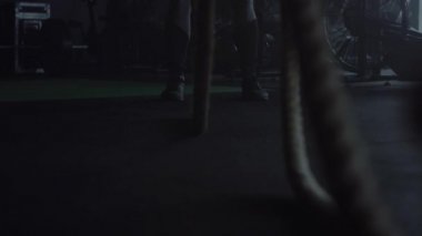 Spor salonunda çapraz fit antrenman yapan kadın, halat egzersizleri