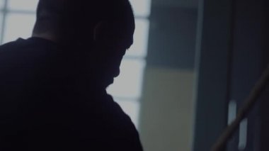 Spor salonunda çapraz fit antrenman yapan adam, halatlarla egzersiz yapıyor