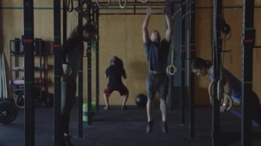 Spor salonunda çapraz fit antrenman yapan kişiler 