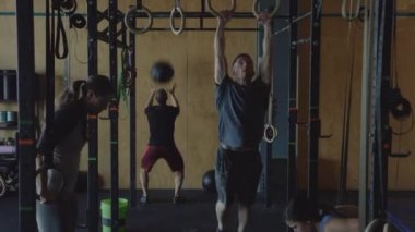 Spor salonunda çapraz fit antrenman yapan kişiler 