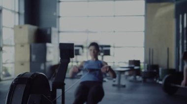 Spor salonunda çapraz fit antrenman yapan kişiler 