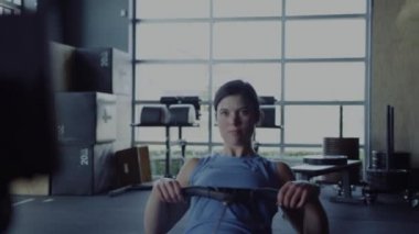 Spor salonunda çapraz fit antrenman yapan kadın 