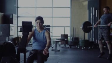 Spor salonunda çapraz fit antrenman yapan kişiler 