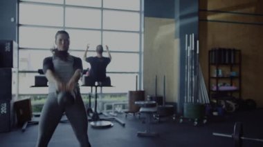 Spor salonunda çapraz fit antrenman yapan kişiler 