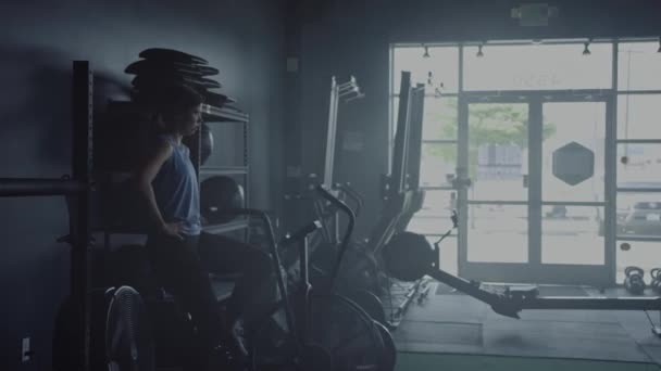 Junge Frau Macht Cross Fit Training Fitnessstudio Fahrrad Übungen — Stockvideo